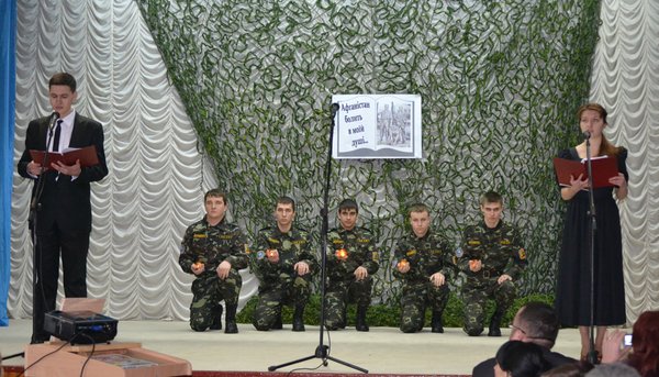 Юнаки у військовій формі з лампадками в пам’ять про загиблих